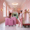 Set de valises Hello Kitty Kuririn rose dans le hall d'un hôtel rose