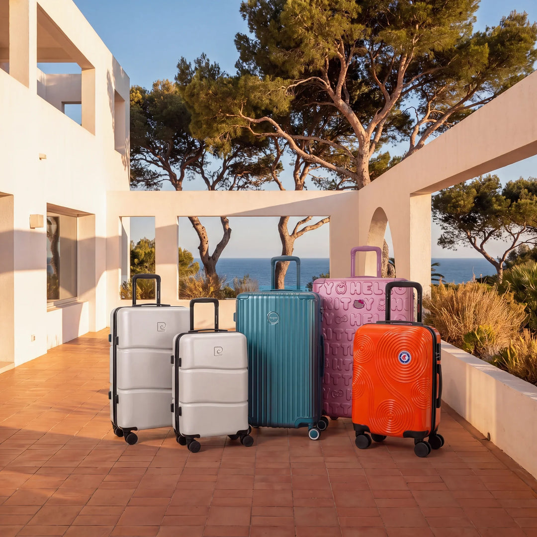 Nos meilleures ventes : set Pierre Cardin Intense champagne, Murano Rio Trunk L bleu grisé, valise Hello Kitty Kuririn rose et Rafale GPS orange sur une terrasse de la Villa Noailles