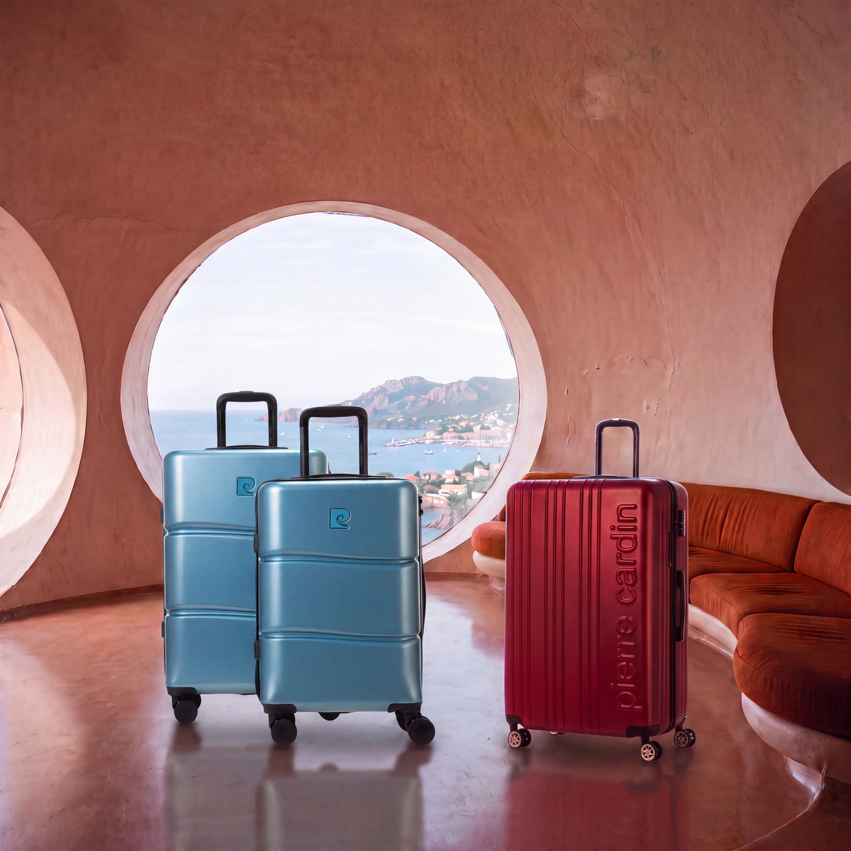 Valises Pierre Cardin Intense et Berlin dans le salon du Palais Bulles Image