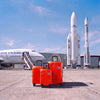 Set de 3 valises Rafale GPS orange devant les fusées Ariane et le 747 du Musée de l'Air et de l'Espace