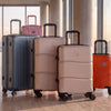 Valises Pierre Cardin Intense, Murano Trunk, Hello Kitty et Rafale dans un hall lumineux