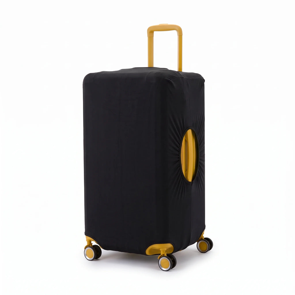 Housse de protection pour valise en tissu stretch noir, enfilée sur une valise Trunk jaune, vue trois quarts avant