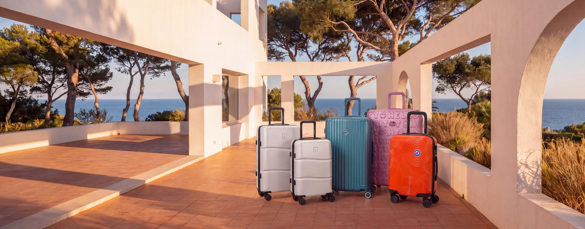 Nos meilleures ventes : set Pierre Cardin Intense champagne, Murano Rio Trunk L bleu grisé, valise Hello Kitty Kuririn rose et Rafale GPS orange sur une terrasse de la Villa Noailles