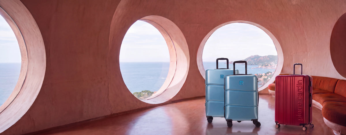 Valises Pierre Cardin Intense et Berlin dans le salon du Palais Bulles
