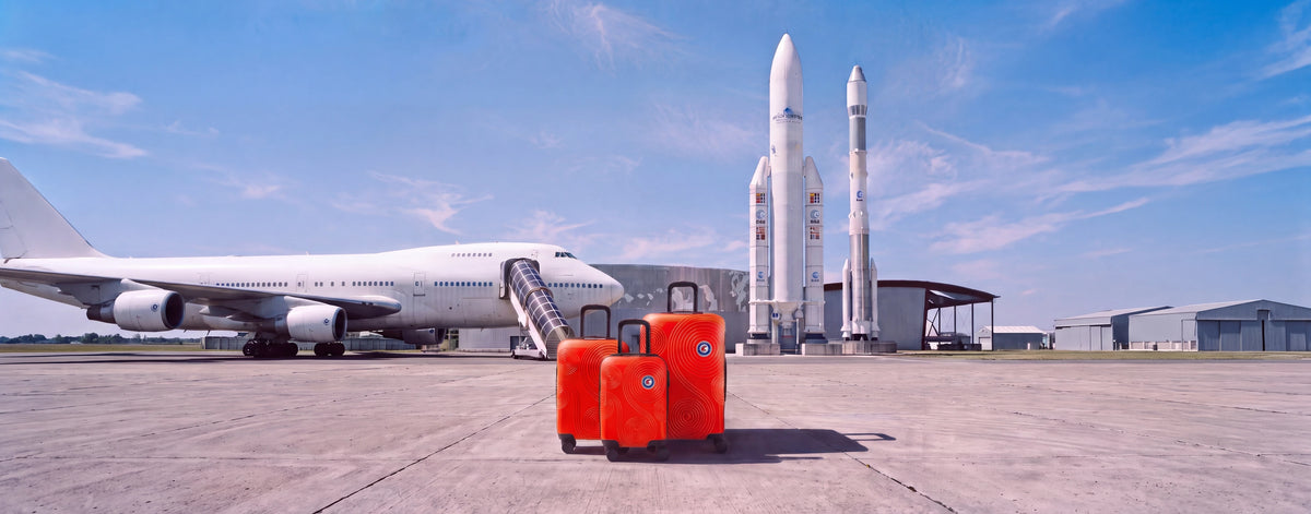 Set de 3 valises Rafale GPS orange devant les fusées Ariane et le 747 du Musée de l'Air et de l'Espace