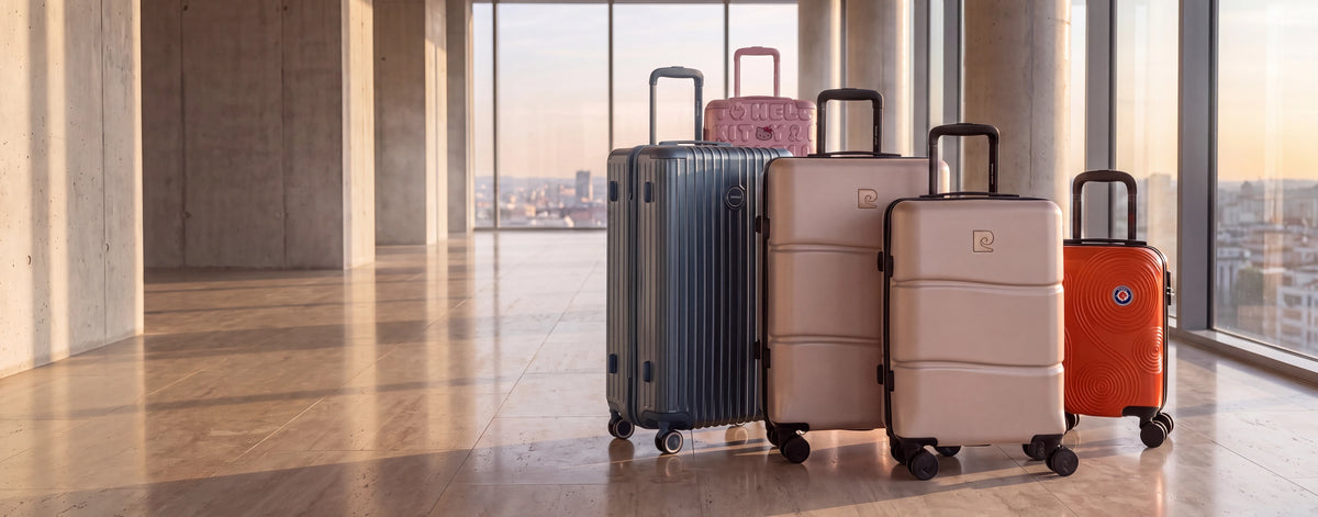 Valises Pierre Cardin Intense, Murano Trunk, Hello Kitty et Rafale dans un hall lumineux