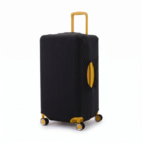 Housse de protection noire enfilée sur une valise Trunk jaune