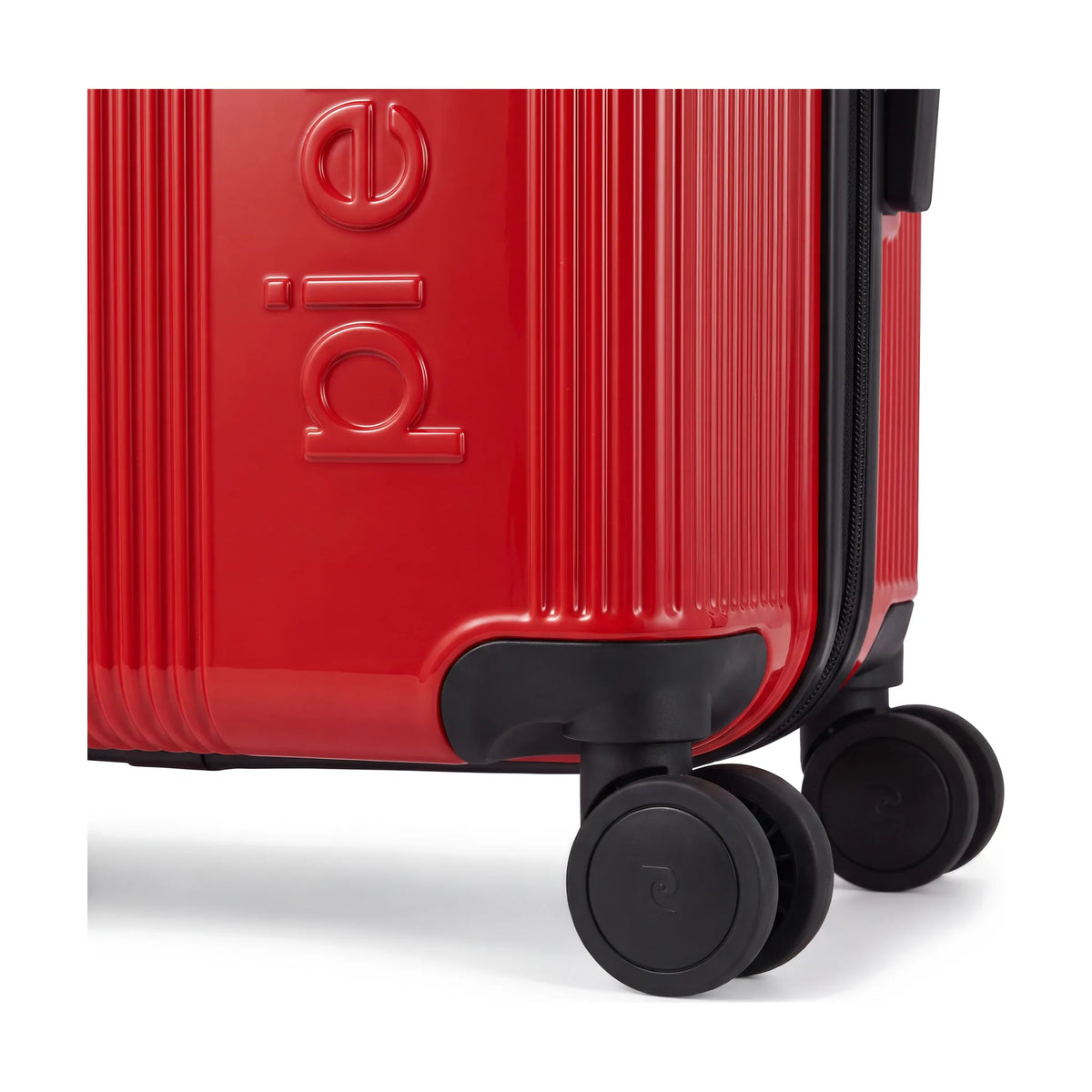 Set de 4 valises Pierre Cardin Berlin Rouge foncé, détail roue double et coin protégé